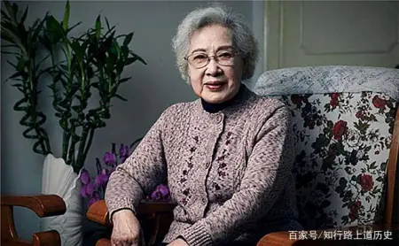 秦怡被确诊了肠癌，医生直言“活不久”，结果98岁仍容光焕发